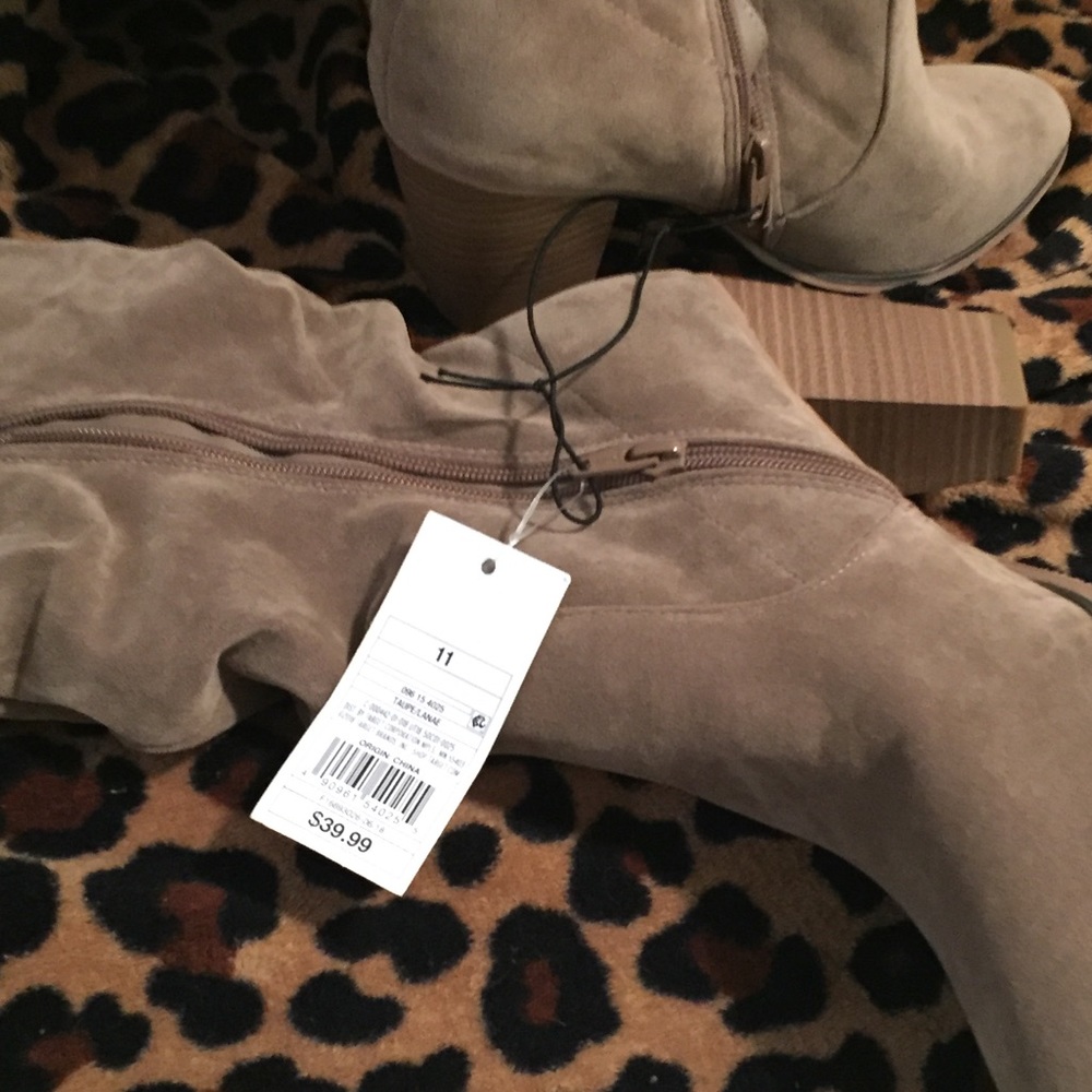 Beige faux suede boots 👢